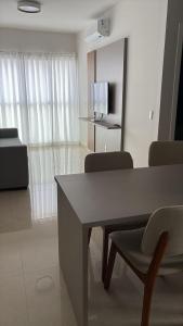 Μια τηλεόραση ή/και κέντρο ψυχαγωγίας στο Apartamento Novo Completo - Centro da Cidade