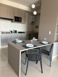 Η κουζίνα ή μικρή κουζίνα στο Apartamento Novo Completo - Centro da Cidade