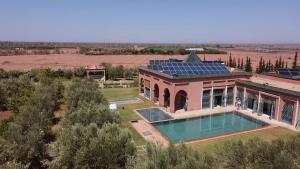 マラケシュにあるVilla de Charme avec Piscine, Hammam & Jardin Enchantéのプール付きの家の航空写真