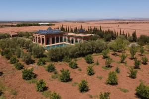 マラケシュにあるVilla de Charme avec Piscine, Hammam & Jardin Enchantéの田地家の空見