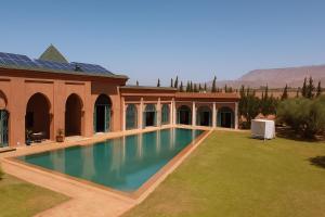 マラケシュにあるVilla de Charme avec Piscine, Hammam & Jardin Enchantéの家の庭にあるプール