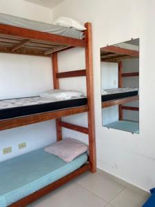 Giường tầng trong phòng chung tại Porto de galinhas - Maracaipe, piscina, mar a 70m