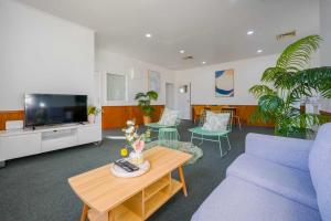 Televisyen dan/atau pusat hiburan di Classic 3-Bedroom Home in Whangarei