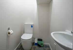 Bilik mandi di Classic 3-Bedroom Home in Whangarei +12 gambar