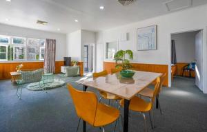 Ruang duduk di Classic 3-Bedroom Home in Whangarei