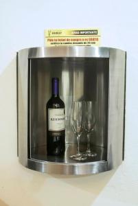 a bottle of wine and two glasses in a box at Auto Posada Bombay in Cancún