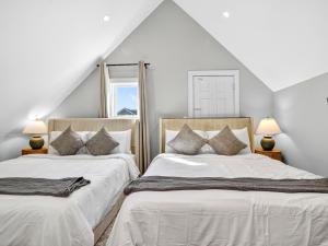 Ένα ή περισσότερα κρεβάτια σε δωμάτιο στο LUX Retreat Home with Yard