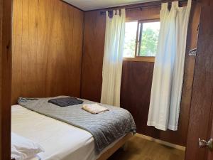 une petite chambre avec un lit et une fenêtre dans l'établissement 3-bedroom Cottage in Georgian Bay - Rockwood #10, à Dillon 3 autres photos