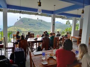 een groep mensen die aan tafels in een restaurant zitten bij Best View Guest Inn Ella in Ella