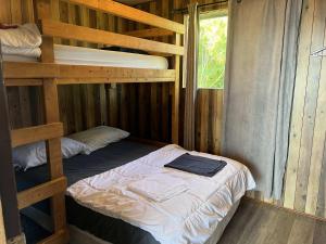 - une chambre avec 2 lits superposés dans une cabine dans l'établissement Lakeview Cabin in Georgian Bay - Rockwood #11, à Dillon