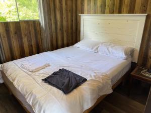 - un lit blanc avec une chemise noire dans l'établissement Lakeview Cabin in Georgian Bay - Rockwood #11, à Dillon 3 autres photos