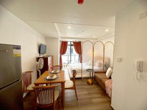 Una pequeña sala de estar con una mesa y un sofá. en Top Baguio Staycation Near City, en Baguio