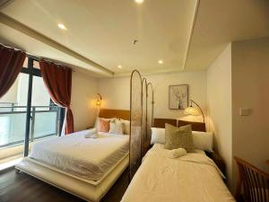 Un dormitorio con dos camas y una ventana. en Top Baguio Staycation Near City, en Baguio 32 fotos más