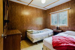 une chambre avec deux lits et une fenêtre dans l'établissement 2-Bedroom Cottage #2 - Sand Bay, à Dillon