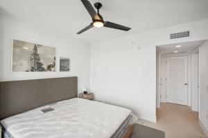 a bedroom with a bed and a ceiling fan at NEW Luxury Bay View Downtown 1 Bedroom in Miami