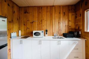 Køkken eller tekøkken på 3-Bedroom Cottage #5 - Sand Bay + 4 billeder