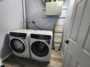 - un lave-linge et un sèche-linge dans la chambre dans l'établissement Cozy newly built basement suite, à Regina