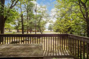une terrasse en bois avec une clôture dans un parc dans l'établissement 2-Bedroom Cottage #6 - Sand Bay, à Dillon