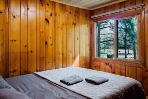 En eller flere senge i et værelse på 3-Bedroom Cottage #9 - Sand Bay + 3 billeder