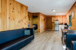 - un salon avec un canapé et des murs en bois dans l'établissement 2-Bedroom Cottage #11 - Sand Bay, à Dillon
