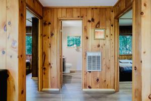 une chambre avec des murs en bois et une salle de bain dans l'établissement 2-Bedroom Cottage #11 - Sand Bay, à Dillon 4 autres photos