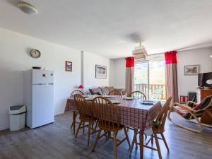 a kitchen and dining room with a table and chairs at Appartement 8 Pers. à Peyragudes avec Piscine Intérieure - FR-1-695-86 in Germ