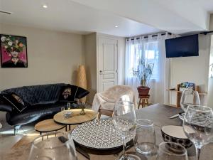 un salon avec des verres à vin sur une table dans l'établissement Evasion et nature près de Châteauroux, logez au cœur du Berry - FR-1-591-763, à Meunet-Planches