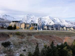 a city with snow covered mountains in the background at Appartement pour 6 à Peyragudes avec parking et animaux admis - FR-1-695-85 in Germ