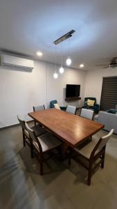 Nuevo NayaritにあるEspectacular casa nuevo Nayatitの木製のテーブルと椅子のあるダイニングルーム