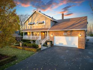 une maison avec un garage en face dans l'établissement The Splash & Stay Villa, à Belle River