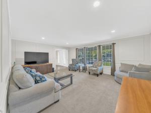 un salon avec deux canapés et une télévision dans l'établissement The Splash & Stay Villa, à Belle River