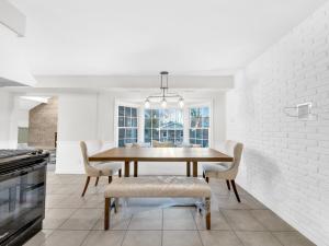 une salle à manger avec une table et des chaises dans l'établissement The Splash & Stay Villa, à Belle River