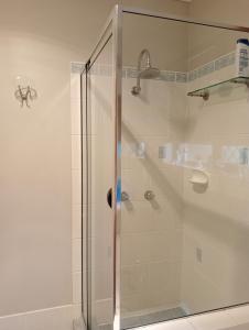 Galeriebild der Unterkunft Lovely, bright single bedroom, private bathroom, coffee beakfast, relax, near shopping Malls in Collingwood Park