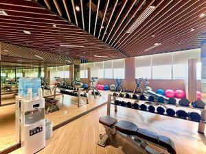 Un gimnasio con sillas y aparatos de ejercicio. en Luxury 3BR BeachFront, en Cam Lâm