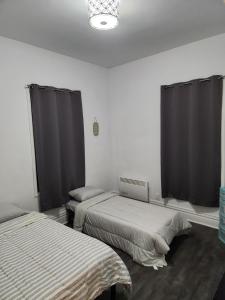Una cama o camas en una habitación de Campbellton Castles