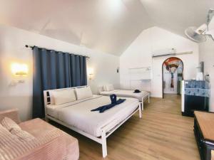 pokój z dwoma łóżkami i kanapą w obiekcie Holiday Resort - SHA Plus w mieście Ko Yao Noi +61 zdjęć