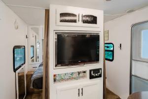 ein Fernseher in einem kleinen Raum in einem Wohnwagen in der Unterkunft 2-bedroom Camper Trailer Cottage #3 in Dillon
