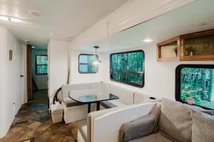 ein Wohnzimmer mit Sofa und Tisch in der Unterkunft 2-bedroom Camper Trailer Cottage #3 in Dillon
