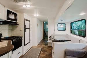 eine kleine Küche und ein Wohnzimmer in einem winzigen Haus in der Unterkunft 2-bedroom Camper Trailer Cottage #3 in Dillon