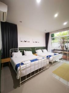 Postel nebo postele na pokoji v ubytování บุญเมืองน่าน