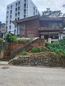 un edificio con un muro de piedra delante de un edificio en Top Baguio Staycation Near City, en Baguio
