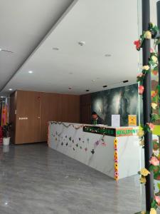 Un muro de escalada en el vestíbulo de un hospital con flores. en Top Baguio Staycation Near City, en Baguio