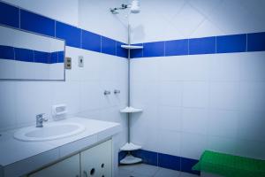 Un baño de visita la llajta en un departamento como y céntrico