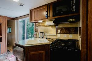 Køkken eller tekøkken på 2-bedroom Camper Trailer Cottage #2