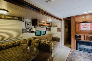 Køkken eller tekøkken på 2-bedroom Camper Trailer Cottage #2