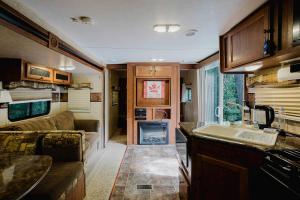 Køkken eller tekøkken på 2-bedroom Camper Trailer Cottage #2