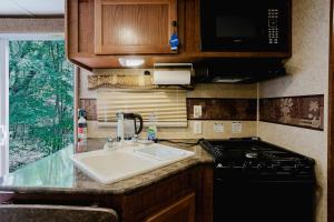 Køkken eller tekøkken på 2-bedroom Camper Trailer Cottage #2