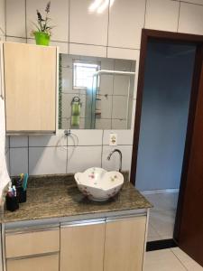 a bathroom with a bowl sink on a counter at Casa no campos in Foz do Iguaçu