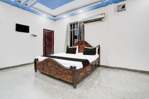 Un pat sau paturi într-o cameră la SPOT ON Adhunik Publishing and Guest house