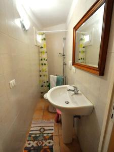 La salle de bains est pourvue d'un lavabo, de toilettes et d'un miroir. dans l'établissement Anemo, à Corigliano dʼOtranto